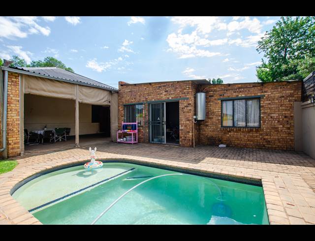 3 BEDROOM FREEHOLD FOR SALE IN BOKSBURG SOUTH